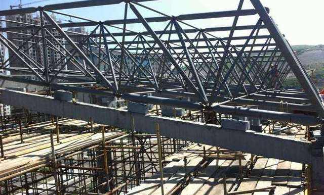 衢州简述网架公司的黑色压型钢板的吊装步履